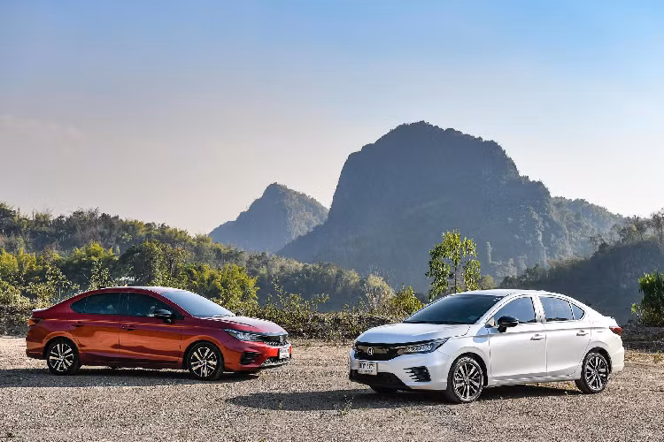 Tại Thái Lan, mẫu xe sedan Honda City mới có tổng cộng 04 phiên bản: S, V, SV và RS. Trong đó 03 phiên bản đầu tiên trang bị mặt ca-lăng mạ crôm sáng bóng, trong khi phiên bản “RS” hàng đầu được trang bị gói phụ kiện thể thao RS (Road Sailing), đi kèm với lưới tản nhiệt màu đen bóng Piano tương tự như Civic RS. Đèn pha trên 03 phiên bản S, V và SV là loại halogen projector, trong khi đó phiên bản “RS” hàng đầu là loại full-LED.