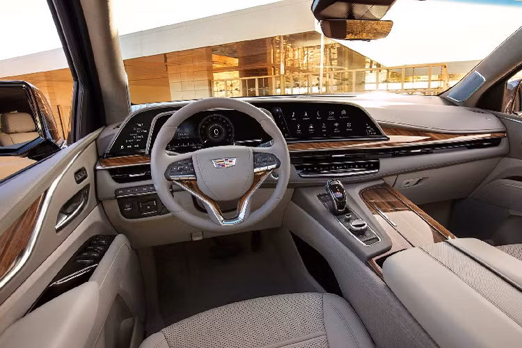 Tất cả biến thể Cadillac Escalade 2021 mới được trang bị mâm tiêu chuẩn 22 inch. Phía sau vẫn được trang bị đèn hậu đặt dọc nhưng có chiều sâu và tinh tế hơn đời cũ. Cadillac lần đầu tiên cung cấp một số trang trí phong cách thể thao trên Escalade với lưới tản nhiệt và những đường viền khắp ngoại hình màu đen trên biến thể Luxury và Premium Luxury. Khách hàng có thể chọn biến thể cao cấp nhất Platinum với một số chi tiết độc đáo ở ngoại hình.