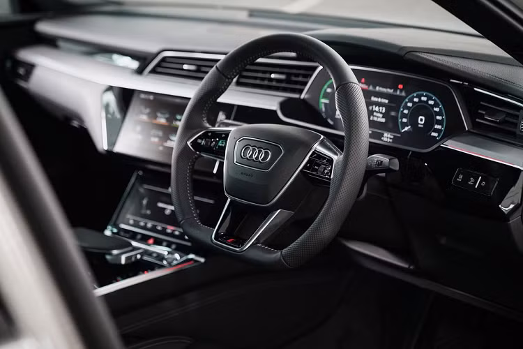 Ở bên trong, chiếc SUV có ghế ngồi được bọc da Valcona, hàng ghế trước kiểu thể thao của S line, vô-lăng D-cut bọc da của S line tích hợp lẫy chuyển số. Sau vô-lăng là bảng đồng hồ kỹ thuật số 12,3 inch, màn hình trung tâm cảm ứng 8,6 inch, dàn âm thanh cao cấp của Bang &amp; Olufsen và kết nối với điện thoại.