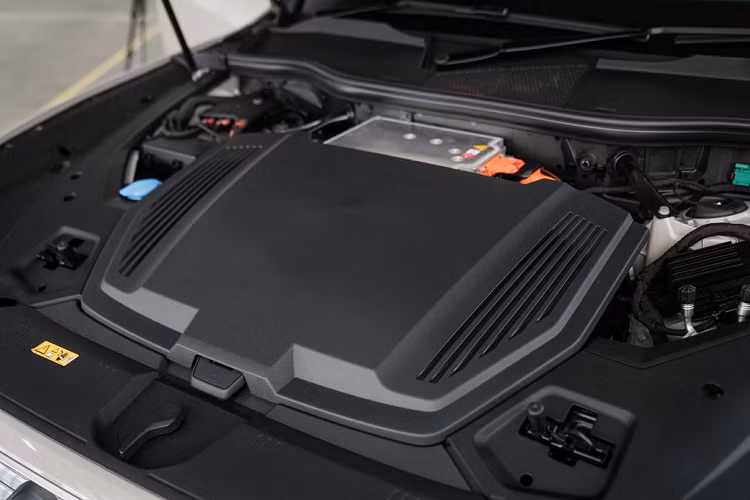 Audi e-tron Sportback 55 quattro S line sử dụng 2 động cơ điện, sản sinh công suất 355 mã lực và mô-men xoắn 561 Nm. Khi kích hoạt chế độ S Mode, mẫu xe điện có thể đạt công suất 408 mã lực và mô-men xoắn 664 Nm. Đi kèm gói pin 95 kWh, chiếc SUV điện có thể di chuyển quãng đường 463 km với một lần sạc đầy.
