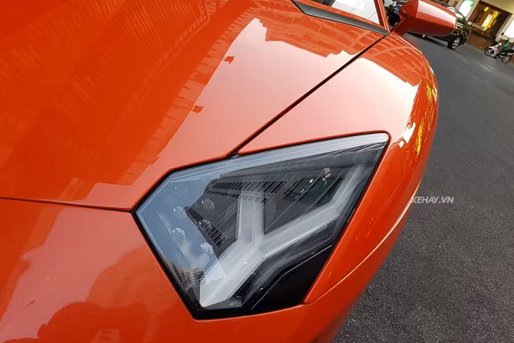 Lamborghini Aventador mang trong một diện mạo đầy cuốn hút với những đường nét thiết kế cứng cáp, mạnh mẽ và thể thao. Sau gần 10 năm xuất hiện trên thị trường, Aventador cho tới nay vẫn luôn là cái tên đón nhận được rất nhiều sự quan tâm từ cộng đồng mê xe trên toàn thế giới.