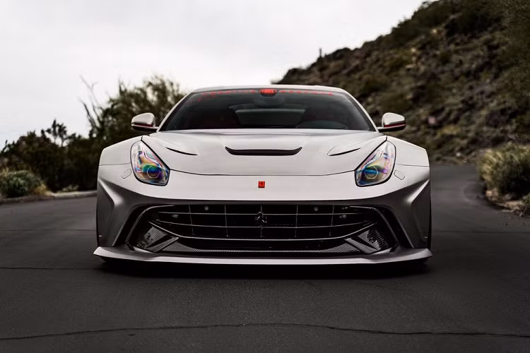 Không dừng lại ở đó, F12 Berlinetta độ còn trang bị một bộ la-zăng kiểu 3-piece Komperession Luxury và hệ thống treo Novitec.