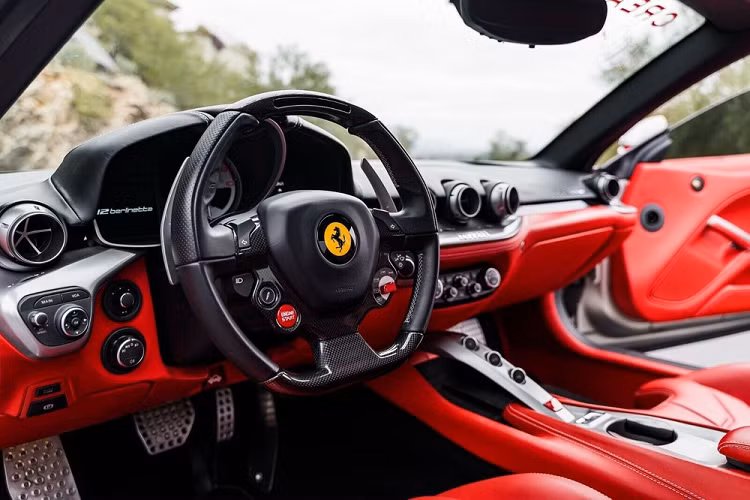 Điểm nổi bật nhất là siêu xe Ferrari F12 Berlinetta độ này có khoác lên mình một bộ widebody kit sợi carbon hoàn toàn từ Duke Dynamics. 