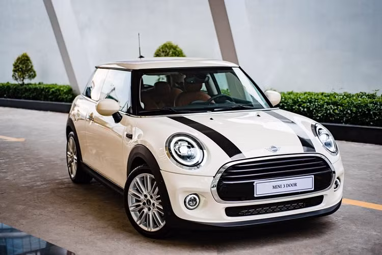  Thaco vừa giới thiệu với khách hàng Việt Nam 2 mẫu xe MINI Cooper 3 cửa và MINI One 5 cửa với sự nâng cấp mạnh mẽ về ngoại hình và trang bị. Ở lần nâng cấp này, hai chiếc xe ôtô của MINI có thêm điểm nhấn mới trong thiết kế, cải tiến lại hệ truyền động nhằm đáp ứng nhu cầu đa dạng của mọi đối tượng khách hàng.