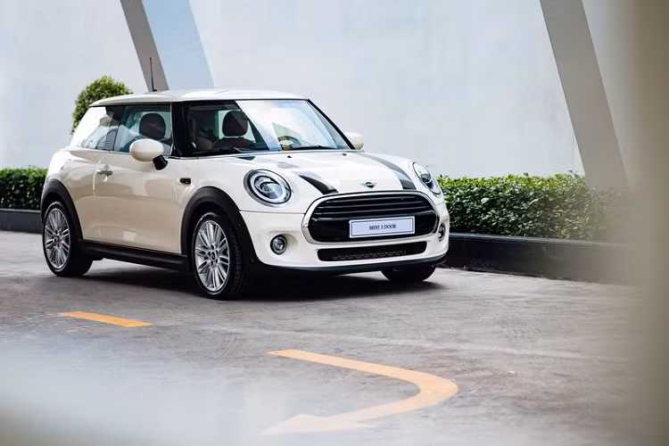 Sự thay đổi dễ nhận thấy khi nhìn từ bên ngoài chính là hệ thống đèn chiếu sáng. Hai mẫu MINI 3 cửa và MINI 2 cửa đều sử dụng cụm đèn pha LED thiết kế hiện đại. Đèn hậu cải tiến, ứng dụng công nghệ Led, lấy cảm hứng thiết kế từ lá Quốc kỳ Union Jack của Anh Quốc.