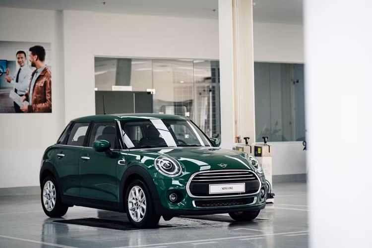  Giá xe MINI 3 cửa phiên bản Standard là 1,799 tỷ đồng, Cooper 3 cửa phiên bản Chester giá 1,849 tỷ đồng, Cooper 3 cửa phiên bản High giá 1,859 tỷ đồng và Cooper 3 cửa phiên bản Premium giá 1,869 tỷ đồng. Trong khi đó, giá bán cho mẫu MINI One 5 cửa mới là 1,579 tỷ đồng.
