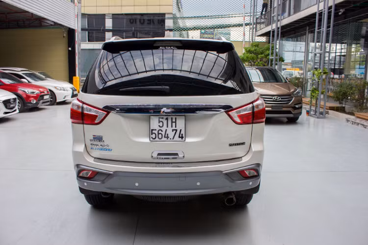 Trong phân khúc xe SUV 7 chỗ cỡ trung, mẫu xe Isuzu Mu-X là một lựa chọn có giá bán khá hấp dẫn trong phân khúc. Tại thời điểm hồi đầu tháng 3 năm nay, một số đại lý Isuzu đã giảm mạnh giá bán từ 60 - 200 triệu đồng để đẩy hàng tồn cho Mu-X. Điều này đã khiến xe cũ ngoài thị trường bị rớt giá một phần.