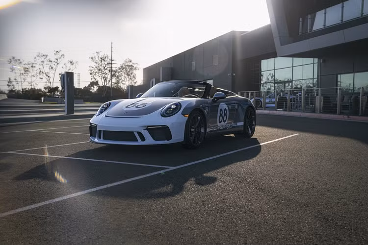 Chiếc 911 Speedster cuối cùng còn sở hữu gói Heritage Design. Ngoại thất màu sơn bạc GT Silver Metal kết hợp với các sọc trắng, decal Porsche dọc 2 bên hông.