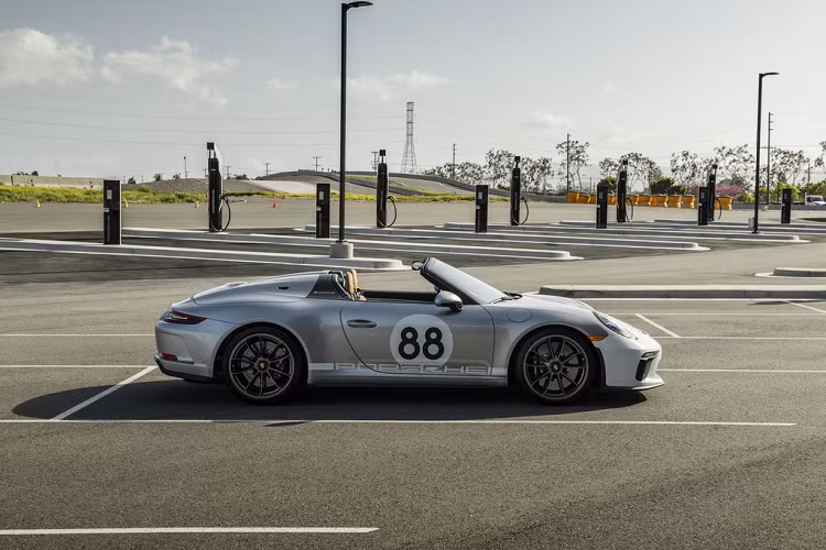 Porsche 911 Speedster về cơ bản giống như một chiếc 911 GT3 mui trần. Xe trang bị động cơ 6 xy-lanh thẳng hàng, dung tích 4.0L lấy từ GT3, nhưng được tăng công suất thêm 10 mã lực, đạt tới 502 mã lực. Thời gian tăng tốc 0-100 km/h trong 4 giây, tốc độ tối đa theo giới hạn điện tử 310 km/h.