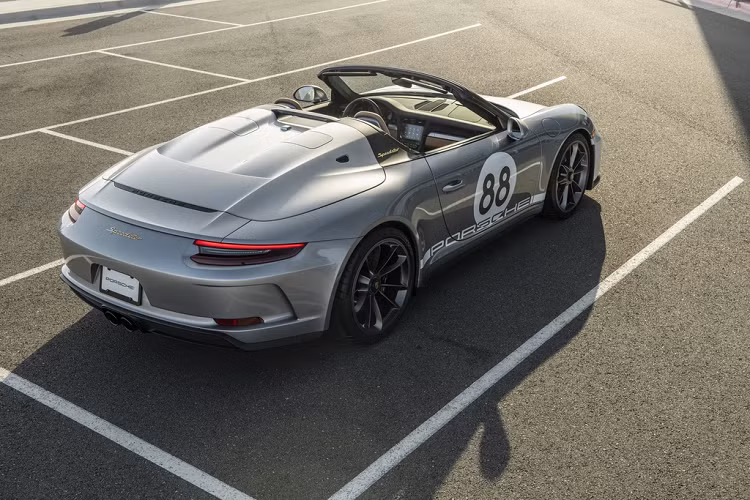 Porsche cho biết người chiến thắng trong cuộc đấu giá cũng sẽ nhận được một chiếc đồng hồ 911 Speedster Heritage Design Chronograph, kết hợp các tính năng thiết kế tương tự như chính chiếc xe.