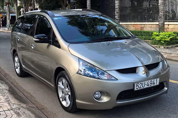 Tại thời điểm đó, Mitsubishi Grandis đã trở thành là một dòng MPV “vạn người mê”. Dòng xe Mitsubishi Grandis tại Việt Nam bắt đầu được công ty Vinastar lắp ráp và phân phối chính hãng tại thị trường Việt trong giai đoạn từ năm 2005, cho đến khi nói lời tạm biệt Grandis vào năm 2011 khiến nhiều người nuối tiếc.
