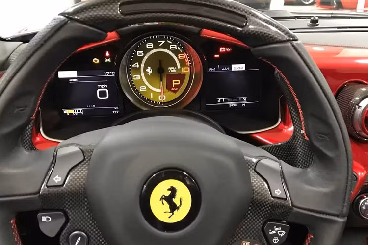 Ferrari F60 trang bị động cơ V12 6.3L, hút khí tự nhiên. Khi kết hợp cùng hộp số ly hợp kép 7 cấp, khối động cơ này tạo ra công suất 730 mã lực và mô-men xoắn cực đại 690 Nm. Xe có khả năng tăng tốc 0-100 km/h trong 3,1 giây.