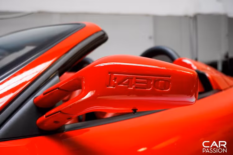 Là thành quả của sự hợp tác giữa Pininfarina và Ferrari, thiết kế trên F430 Spider được trau chuốt theo hướng khí động học hơn nhưng lại không kém phần hầm hố, “lột xác” hoàn toàn so với thiết kế mềm mại của mẫu xe tiền nhiệm F360. Được lấy cảm hứng từ đàn anh 156 Dino Sharknose, cản trước của xe có sự xuất hiện của hai hốc gió lớn sơn đen, cụm đèn pha halogen đặt ẩn vào thân xe và khoang hành lí đặt ở phía trước.