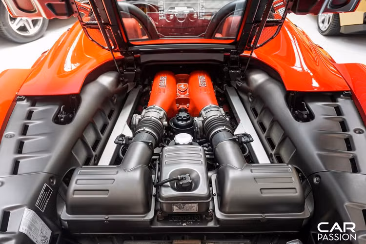 Mặc dù mang đến nét hiện đại cho những chiếc Ferrari sau này, phần mui xếp bằng vải vẫn được lòng khách hàng hơn khi mang lại cho chiếc Ferrari của họ một vẻ đẹp hoài cổ và không kém phần nghệ thuật. Tương tự chiếc 360 Spider, nắp động cơ của F430 Spider được làm từ kính trong suốt, để lộ vẻ đẹp của một trong những khối động cơ tiêu biểu nhất của Ferrari. Chưa hết, kể từ dòng xe 458 Spider trở đi, các phiên bản mui trần hậu duệ đều sở hữu nắp máy kín.