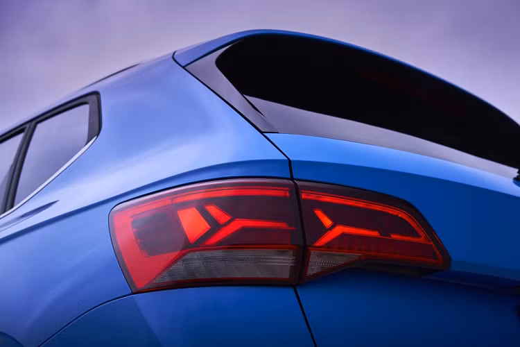 Volkswagen Taos độ thị sở hữu thiết kế ngoại thất trung tính, vuông vức, tương tự các "đàn anh" Tiguan và Atlas. Nhờ đó, xe có vẻ ngoài chững chạc hơn phần lớn đối thủ cùng phân khúc.