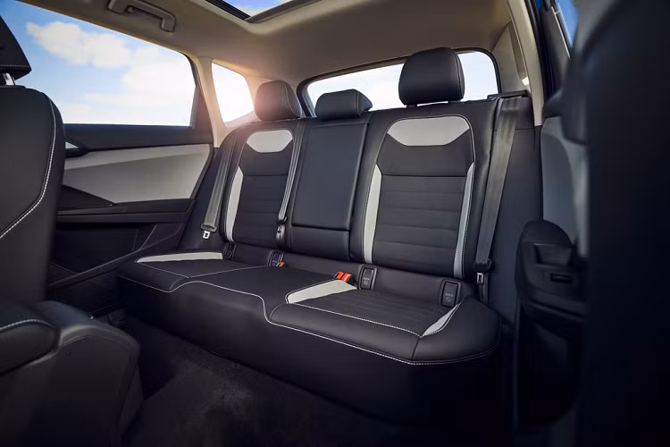 Bên cạnh đó, người dùng cũng có thể lựa chọn thêm gói an toàn IQ.DRIVE với các tính năng hỗ trợ người lái như cảnh báo va chạm trước, phanh khẩn cấp tự động, hỗ trợ giữ làn, cảnh báo điểm mù và kiểm soát hành trình thích ứng.