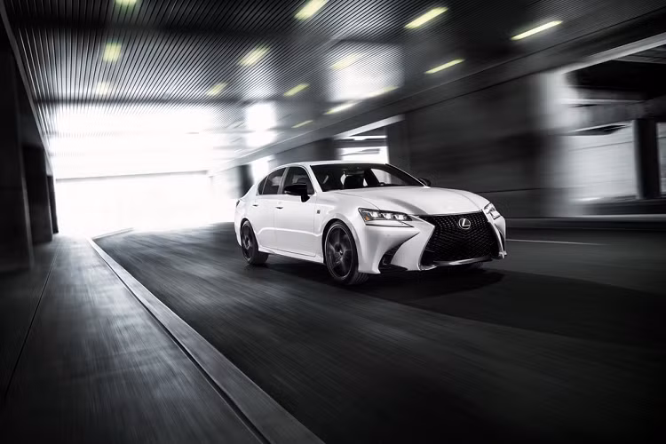 Mẫu xe sang Lexus GS được mệnh danh là đối thủ của BMW 5-Series và Mercedes-Benz E-Class vừa có thêm một phiên bản mới mang tên GS Black Line. Phiên bản này được giới hạn số lượng ở mức 200 chiếc, Lexus vẫn chưa công bố giá bán của mẫu xe này cho đến khi được bán ra vào mùa hè năm nay.