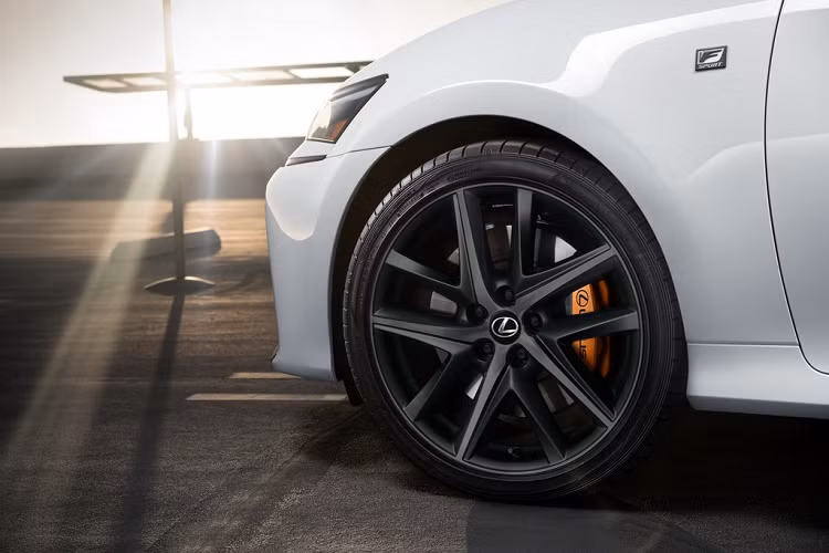 Lexus GS Black Line 2020 mới được xây dựng dựa trên mẫu 350 F Sport. Thiết kế bên ngoài nổi bật với phần lưới tản nhiệt và mâm xe màu đen bóng, cánh gió phía sau và gương chiếu hậu cũng sử dụng tông màu đen tương phản với màu sơn ngoại thất. GS Black Line sở hữu 2 phiên bản màu sắc ngoại thất là trắng Ultra White và đen Caviar.