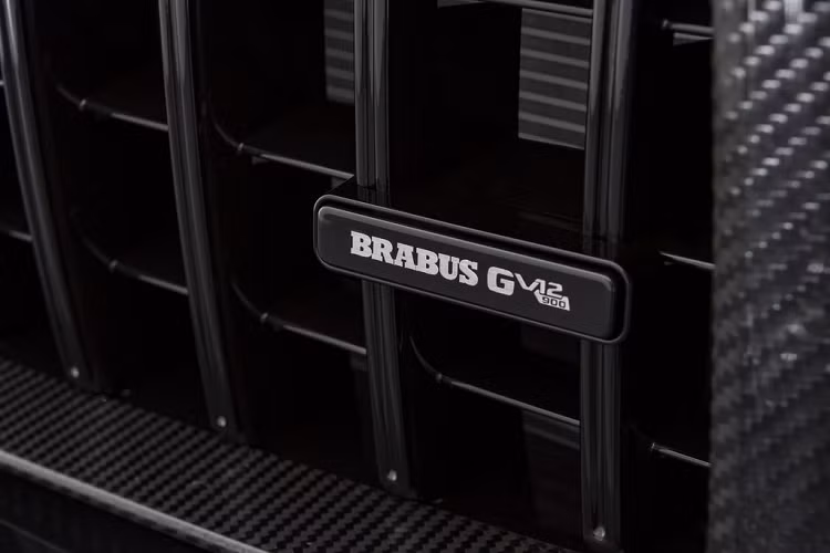 Siêu SUV mới của Brabus cũng được trang bị hệ thống treo cuộn Ride Control với bộ giảm chấn được điều chỉnh đặc biệt cho các tải trọng trục của xe, hỗ trợ rất nhiều cho khối động cơ 12 xi-lanh. Hệ thống này còn được kết nối với bộ điều khiển hệ thống treo Dynamic Select ở bên trong, nó có thể được điều chỉnh linh hoạt và nhường chỗ cho các bánh xe 23 hay 24 inch của Brabus khi cần thiết.