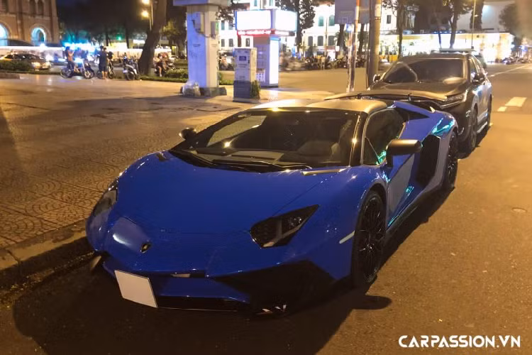 Khác với chiếc siêu xe Lamborghini Aventador SV Roadster màu vàng nhám hiện đang định cư tại Hà Nội, chiếc thứ hai thuộc sở hữu của một người chơi xe kín tiếng tại Sài Gòn và mang trên mình lớp sơn xanh Blue Lemans đẹp mắt.