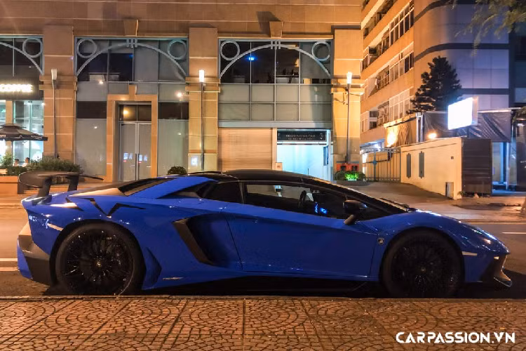 Kể từ khi về nước, số lần ra đường của chiếc Aventador SV Roadster màu xanh Blue Lemans chỉ có thể đếm trên đầu ngón tay. Mới đây nhất, mẫu siêu xe sản xuất giới hạn này đã bị bắt gặp khi đi dạo phố đêm Sài Gòn. Ngoài ra, tại Sài Gòn còn có sự xuất hiện của một chiếc Lamborghini Aventador SV LP750-4 hiện đang được dán decal màu xanh dương khá tinh tế.