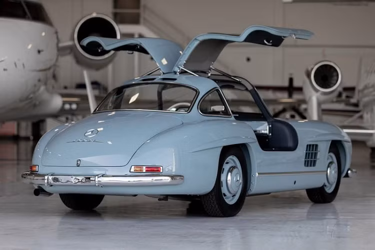 Theo thông tin từ đơn vị nắm giữ chiếc Mercedes-Benz 300SL hàng hiếm này, xe được rời nhà máy sản xuất vào ngày 22/2/1957 và được bàn giao cho chủ sở hữu đầu tiên là người Bỉ vào đầu tháng 3 cùng năm đó.