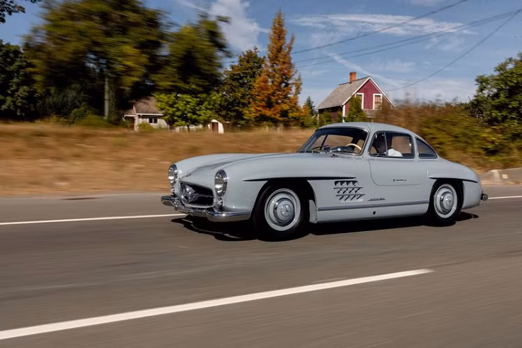 Chưa hết, động cơ 3.0L 6 xi lanh thẳng hàng tiêu chuẩn của Mercedes-Benz 300SL đã được chế tạo lại và tiếp tục kết hợp với hộp số sàn 4 cấp cùng bộ vi sai cầu sau với tỷ lệ 3.64:1 tiêu chuẩn.