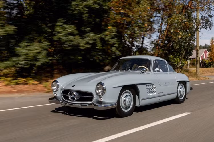 Danh sách đấu giá của Bring A Trailer đã tiết lộ rằng từ năm 2014 - 2016, Mercedes-Benz 300SL đã được đưa trở lại Anh và trải qua quá trình phục hồi toàn diện. Trong lần trùng tu này, chiếc xe đã được trả lại độ bóng bẩy ban đầu cho lớp sơn thân xe màu xanh pastel Blaugrau rất "trend".