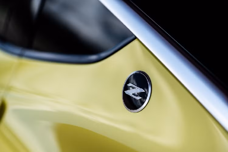 Alfonso Albaisa - trưởng bộ phận thiết kế của Nissan - cho biết đội ngũ thiết kế đã nghiên cứu và tìm ra nét đặc trưng của từng thế hệ Z-car. Tất cả những đặc điểm này được áp dụng lên Z Proto.