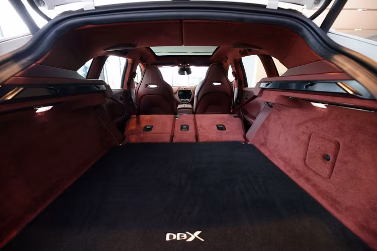 Khoang hành lý của DBX có dung tích hơn 632 lít, rộng hơn Bentley Bentayga (430 lít) và Urus (614 lít), và có thể tăng lên 1.415 lít nếu gập hàng ghế sau. Dưới sàn cốp sau còn có ngăn chứa đồ 62 lít.