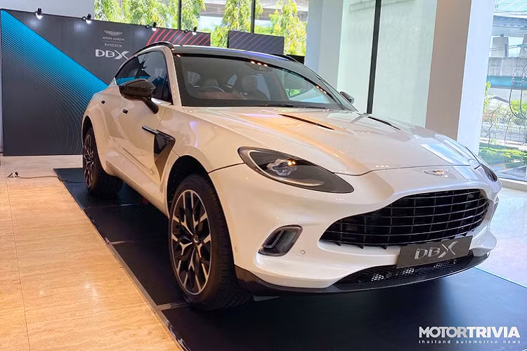 Kích thước dài x rộng x cao của Aston Martin DBX V8 2020 ở mức 5.039 x 1.998 x 1.680 mm, trục cơ sở 3.060 mm. Mặt trước pha trộn nét thiết kế của DB11, DBS Superleggera và Vantage. Ngoại hình của DBX vẫn mang DNA đặc trưng của Aston Martin.