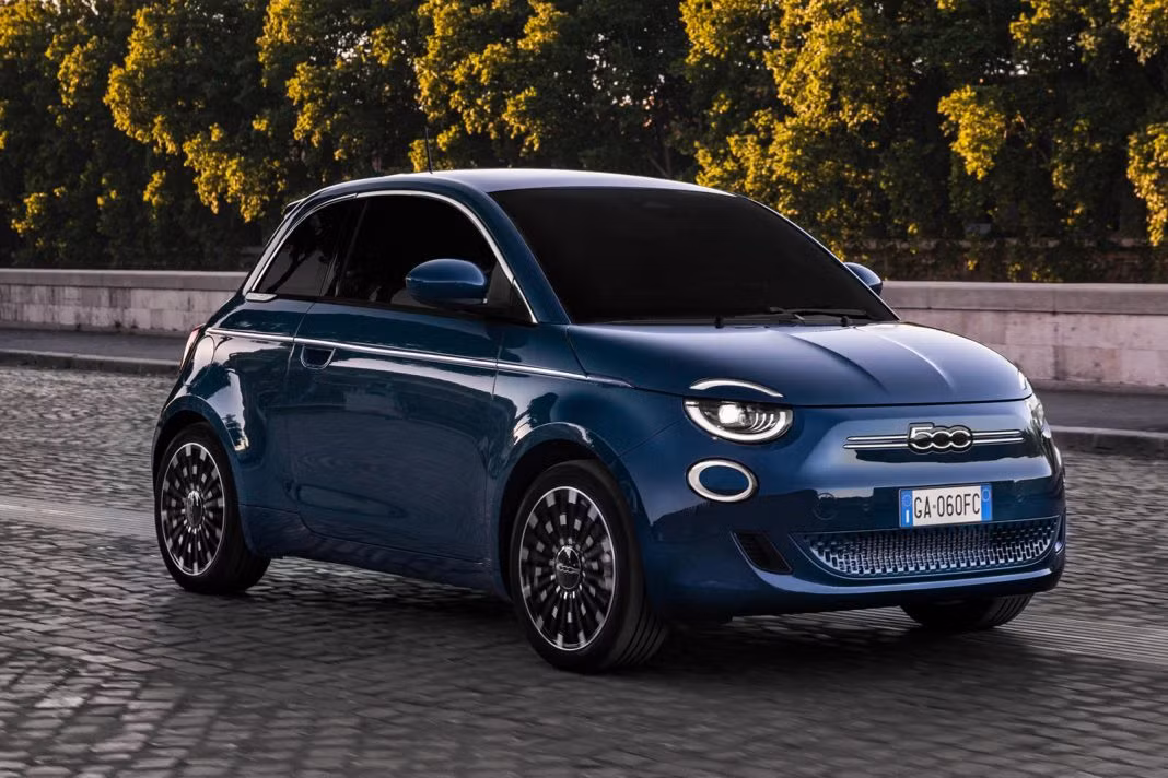Giống như phiên bản Convertible được ra mắt trước đó, Fiat 500 2020 mới được trang bị với một pin lithium-ion 42kWh giúp xe có thể di chuyển quãng đường lên tới 320 km trên một lần sạc dựa trên chu kỳ theo WLTP của châu Âu.