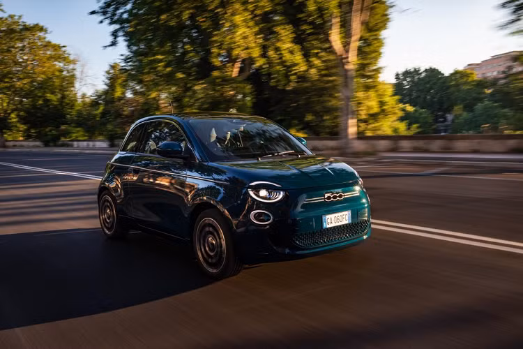 Trên phiên bản này được Fiat đưa ra với ba tùy chọn về màu sắc: xanh ngọc trai, xám khoáng kim loại và xanh Celestial ba lớp. Tại Anh Quốc, giá xe Fiat 500 chạy điện khởi điểm từ 26.995 bảng (34.160 USD).