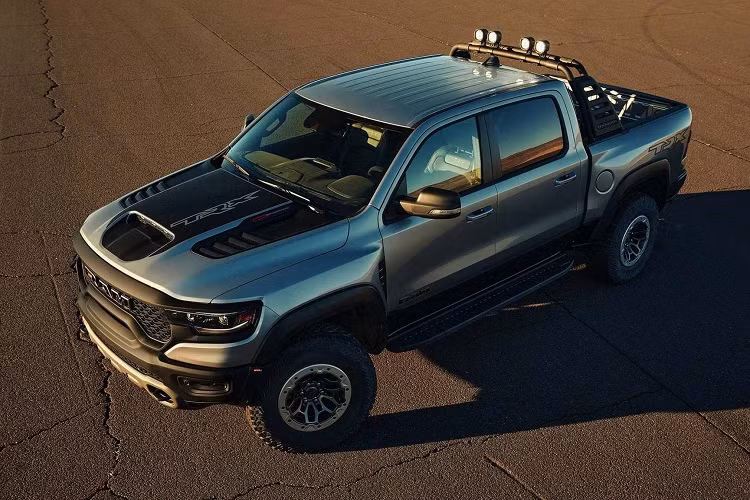 Bán tải hiệu năng cao Ram 1500 TRX 2021 có giá bán khởi điểm từ 69.995 USD (khoảng 1,6 tỷ đồng). Đặc biệt, sẽ có 702 chiếc thuộc phiên bản “Launch Edition” được sản xuất giới hạn dành cho những khách hàng đầu tiên, phiên bản này được trang bị rất nhiều “đồ chơi” như: mâm beadlock, 19 loa Harman Kardon, cửa sổ trời toàn cảnh panoramic, màu sơn Xám đặc biệt… Giá xe Ram 1500 TRX 2021 cho phiên bản Launch Edition này rơi vào khoảng từ 90.315 USD (khoảng hơn 2 tỷ đồng).
