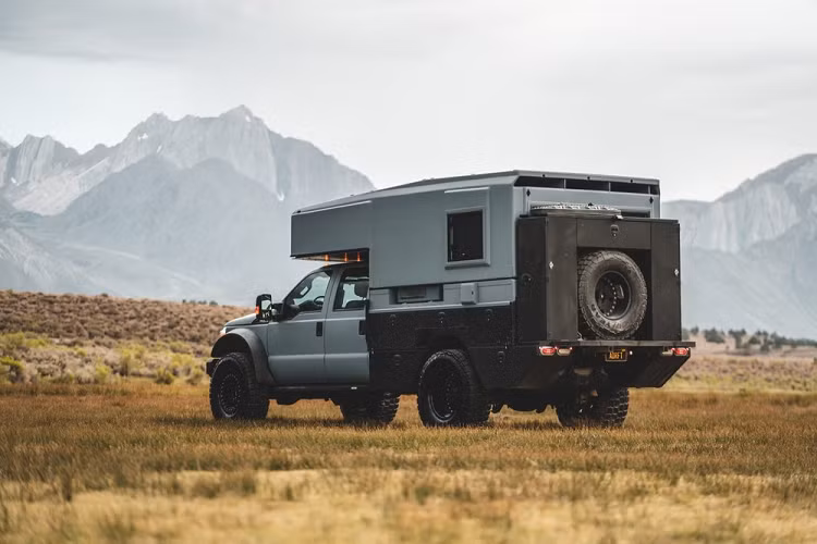 Chưa hết, bên ngoài của chiếc xe Ford F-550 Adrift cũng có lắp sẵn 2 vòi hoa sen, cững như một gian bếp phụ ngoài trời với vỉ nướng thịt và bếp từ. Mọi thiết bị đều chạy bằng năng lượng mặt trời từ hệ thống pin lắp đặt trên nóc xe, bao gồm cả hệ thống sưởi và làm mát, nhưng Scott cũng đã bổ sung các hệ thống dự phòng.