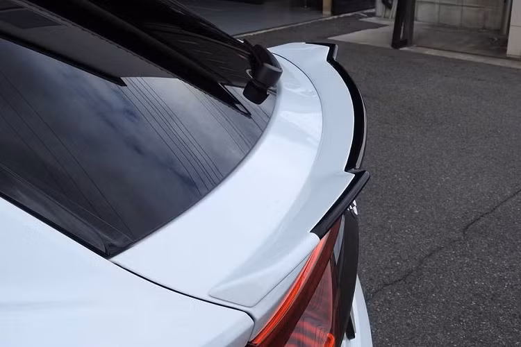 Tuy nhiên, điểm “hút hồn” trên bản độ Rowen Audi Q8 S-Line có lẽ đến từ mặt sau bắt mắt cùng bộ khuếch tán gió trùng màu ngoại thất và một cánh gió nhỏ với thiết kế sắc bén đặt trên cụm đèn hậu.