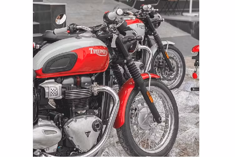 Được biết, Bud Eskins là một trong những tay đua motocross, đua sa mạc hàng đầu ở thế kỷ 19 đến từ đất Mỹ. Với phiên bản mang tên huyền thoại lừng danh này, Triumph đã tạo ra những mẫu xe mang bộ màu trắng đỏ nổi tiếng từ những năm 1960s khi lần đầu tiên được ra mắt nhằm tưởng nhớ và ghi công cho tay đua huyền thoại.