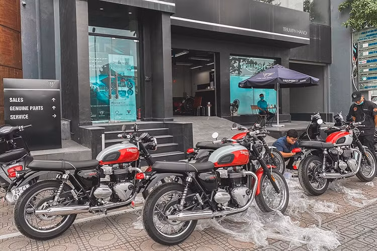 Mới đây, Triumph Việt Nam vừa đón nhận thành viên mới nhất trong gia đình xế cổ Triumph Bonneville với tên gọi Bud Eskins. Theo đó, bộ màu Bud Eskin được đưa về Việt Nam sẽ có 2 phiên bản trên Triumph T100 và Triumph T120 có mức giá bán lần lượt là 419 và 589 triệu đồng.