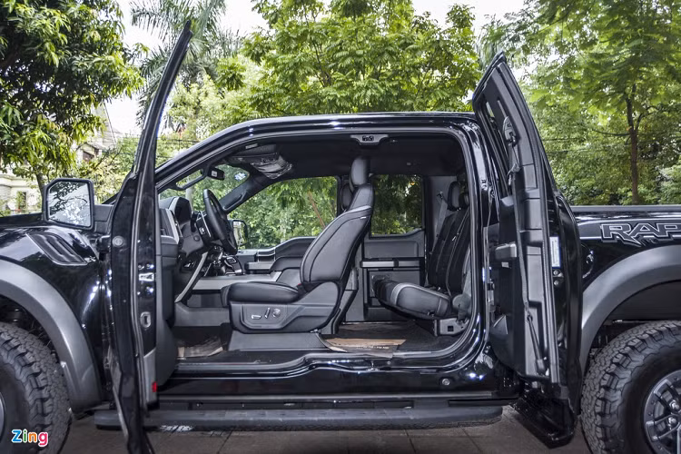 Do không gian hàng ghế thứ 2 bị thu hẹp, F-150 Raptor SuperCab được trang bị 2 cửa sau là kiểu mở ngược, giúp người ngồi sau ra/vào dễ dàng hơn. Kết cấu cửa sau nhỏ và được mở ngược của F-150 Raptor SuperCab giống với mẫu xe thể thao Mazda RX-8.