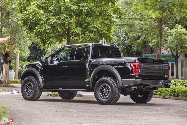 Từ trước đến nay, những chiếc Ford F-150 về Việt Nam đều thuộc bản SuperCrew (ca-bin đôi thông thường). Để trở nên khác biệt, một người chơi xe đã mang về chiếc F-150 Raptor phiên bản SuperCab. Đây là chiếc thứ 2 được mang về Việt Nam, chiếc đầu tiên cập bến hồi tháng 4.