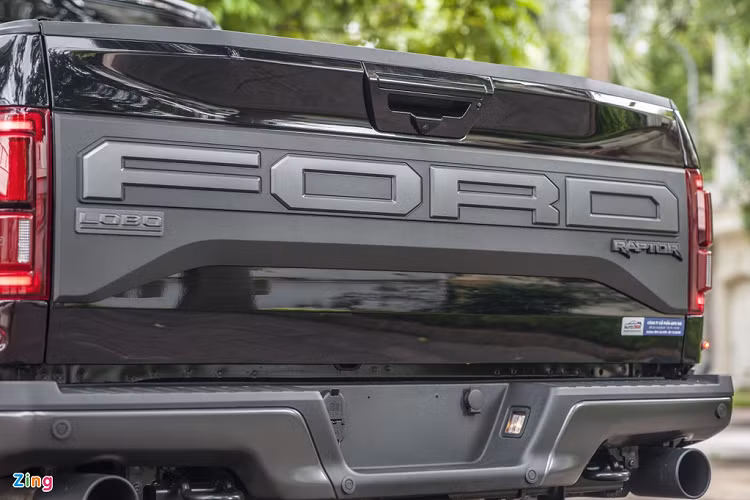 Do khoang ca-bin nhỏ hơn, kích thước tổng thể của F-150 Raptor SuperCab cũng bị ảnh hưởng. Mẫu xe này có kích thước dài x rộng x cao là 5.590 x 2.458 x 1.994 (mm), chiều dài cơ sở 3.410 mm. So với bản SuperCrew, F-150 Raptor SuperCab kém hơn 300 mm ở cả chiều dài tổng thể và trục cơ sở. 