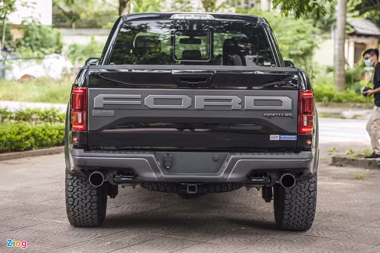 Điểm khác biệt lớn nhất giữa phiên bản SuperCrew và SuperCab nằm ở khoang ca-bin. SuperCrew có khoang ca-bin đôi, thoải mái cho 4-5 người. Trong khi đó, SuperCab vẫn có không gian cho 4 người nhưng khoang ca-bin là dạng đơn được kéo dài. Do đó, không gian cho hàng ghế sau khá chật chội, tương tự những mẫu xe thể thao 2 cửa 4 chỗ ngồi. 