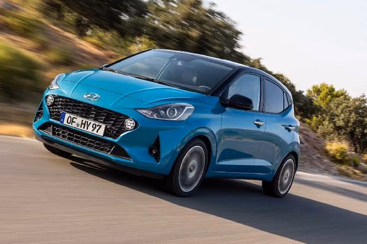 Hyundai i10 mới có bản động cơ xăng 1.0L và 1.2L, bản 1.0L LPG (nhiên liệu hóa lỏng), và bản động cơ diesel 1.1L, đi cùng hộp số sàn 5 cấp hoặc tự động 4 cấp.