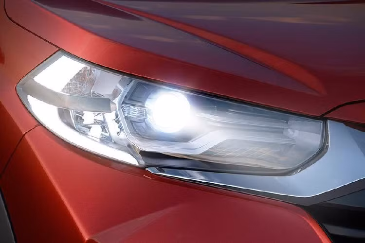 Ngoài ra, Honda WR-V 2020 còn có cụm đèn pha thiết kế lại, đèn sương mù trước hình tròn và cụm đèn hậu hình càng cua giống những người anh em cùng thương hiệu như Civic hay Accord. Trên bản VX cao cấp nhất, mẫu SUV cỡ B này sẽ được trang bị hệ thống đèn LED từ trước ra sau. Trong khi đó, bản SV tiêu chuẩn chỉ dùng bóng Halogen thông thường.