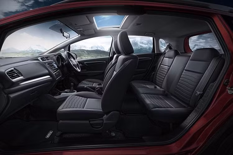 Về an toàn, Honda WR-V 2020 được trang bị 2 túi khí trước, hệ thống chống bó cứng phanh ABS, phân bổ lực phanh điện tử, nhắc nhở thắt dây an toàn hàng ghế trước, cảnh báo tốc độ, tựa đầu ghế giảm thiểu lực tác động và hệ thống tự động ngắt động cơ nhằm kiểm soát tình trạng xe tăng tốc ngoài kiểm soát do kẹt chân ga.
