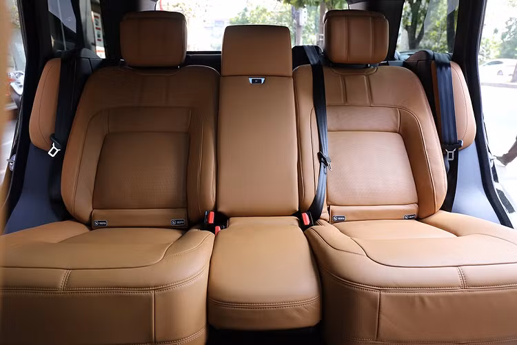Thân xe có bộ mâm hợp kim nhôm đa chấu với kích thước 22 inch, gương chiếu hậu chống chói, tự động điều chỉnh/gập điện, camera quan sát và kết hợp đèn xi-nhan LED. Đuôi xe với thiết kế đèn LED quen thuộc chia thành 2 khối mang đến sự ấn tượng cho Range Rover SV Autobiography LWB 2020.
