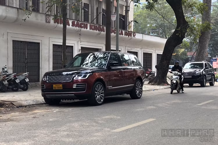 Lào là đất nước có nhiều đại gia sở hữu những mẫu siêu xe, xe siêu sang trong khu vực Đông Nam Á bởi tại đây ôtô có giá thành rẻ. Theo thống kê năm 2015, mức thu nhập bình quân đầu người tại Lào chỉ khoảng 1,793 USD/năm, trong khi đó tại Hà Nội - Việt Nam cao gấp đôi. Tuy nhiên, mức thu nhập bình quân đầu người thấp không khiến người dân của nước này quá bận tâm bởi giá ôtô ở đây chỉ bằng khoảng 2/3 tại Việt Nam và để sở hữu chiếc SUV siêu sang Range Rover không quá khó khăn.