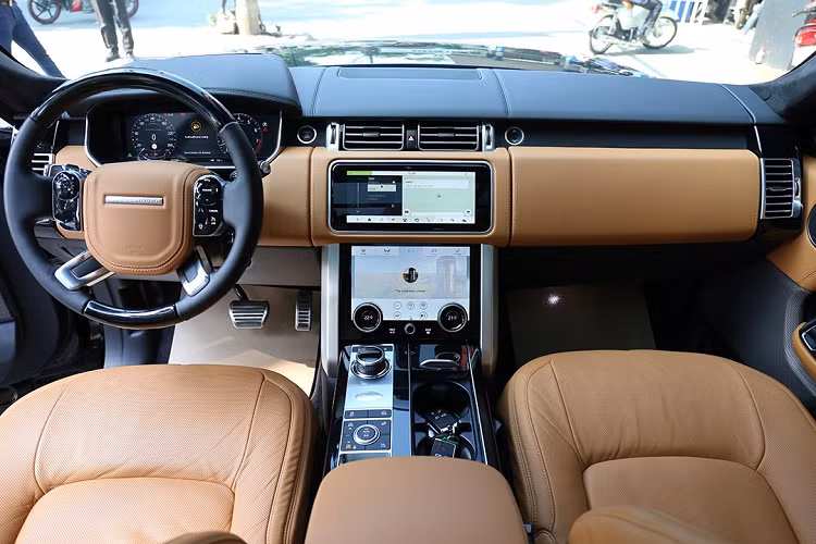 Range Rover SV Autobiography LWB 2020 có kích thước tổng thể chiều Dài x Rộng x Cao lần lượt là 5.199 x 2.220 x 1.840 (mm), chiều dài trục cơ ở đạt mức 3.120 mm. Điều này giúp mẫu SUV hạng sang đến từ Xứ sở sương mù có một không gian nội thất rộng rãi và cốp hành lý vô cùng thoải mái.