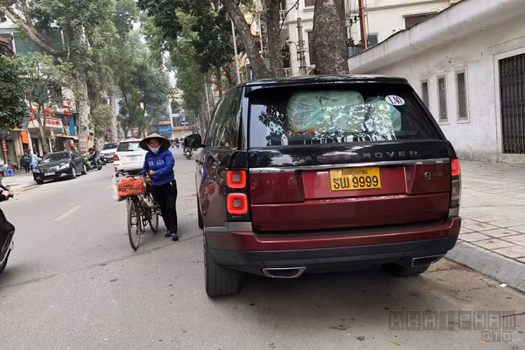 Range Rover SV Autobiography LWB 2020 tại Việt Nam không được phân phối chính hãng mà chỉ về nước theo dạng nhập khẩu tư nhân và đến thời điểm này chỉ có vài chiếc. Đáng chú ý, giá xe Range Rover SV Autobiography LWB mới nhập khẩu tư nhân hiện đang được chào bán khoảng 18 tỷ đồng, chiếu theo mức giá ở Lào thì chiếc xe này chỉ có giá khoảng 11-13 tỷ đồng, rẻ hơn khá nhiều.