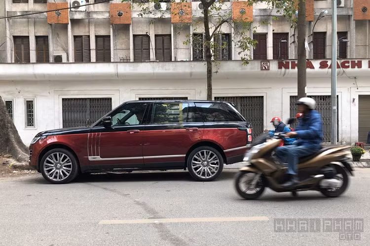 Do đó, thời gian gần đây, không khó để bắt gặp những mẫu xe hơi siêu sang có xuất xứ và mang biển số Lào lưu hành tại nước ta. Ngay cả Rolls-Royce Cullinan cũng đã từng bị bắt trên đường vận chuyển từ nước bạn láng giềng về, chiếc Range Rover SV Autobiography LWB 2020 trong bài viết này có giá chính hãng ở Việt Nam khoảng 42 tỷ đồng.